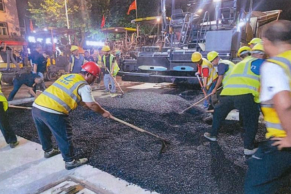 解放西路道路改造工程瀝青混凝土下面層 順利完工